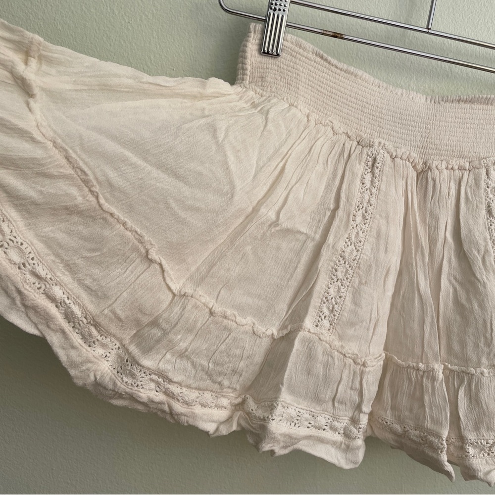 ☁️ White frilly mini skirt